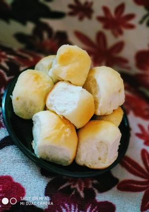 A picture of Laadi pav.