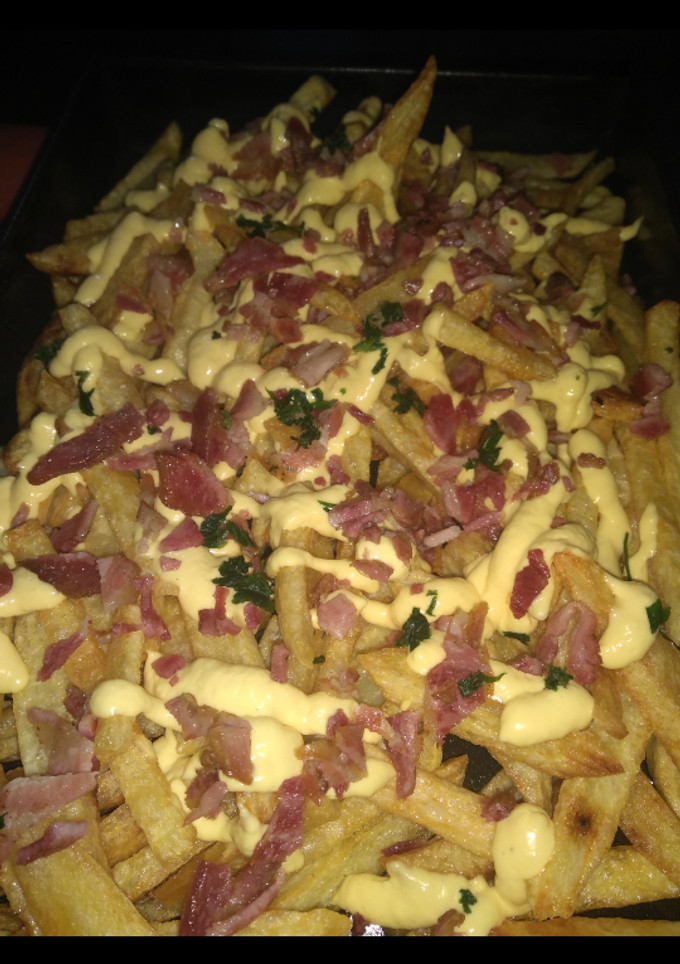 Una foto de Papas fritas con salsa cheddar