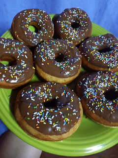 Una foto de Donas Bañadas en Chocolate🍩🍩
