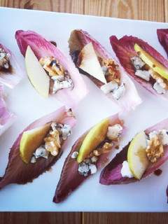 Una foto de Pétalos de endivia granate con queso azul y nueces