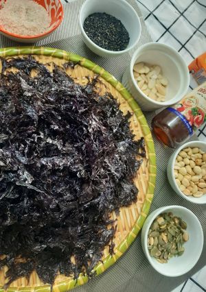 Hình của món Rong biển trộn muối vừng.