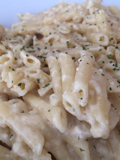 Una foto de Macarrones con una bechamel diferente