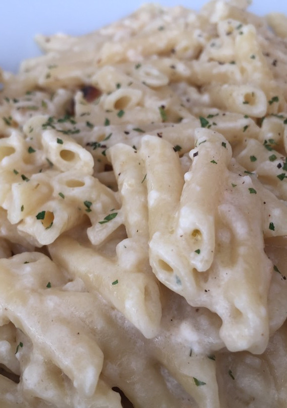 Una foto de Macarrones con una bechamel diferente