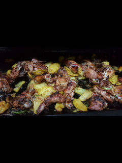 A picture of Grilled chicken and Irish potatoes.