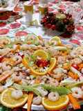 Insalata di polpo e gamberi con crudité di verdure, frutta e pistacchi