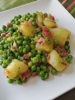 Una foto de Guisantes con patatas y jamón