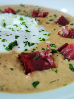 Una foto de Crema de setas con cecina y huevo poché