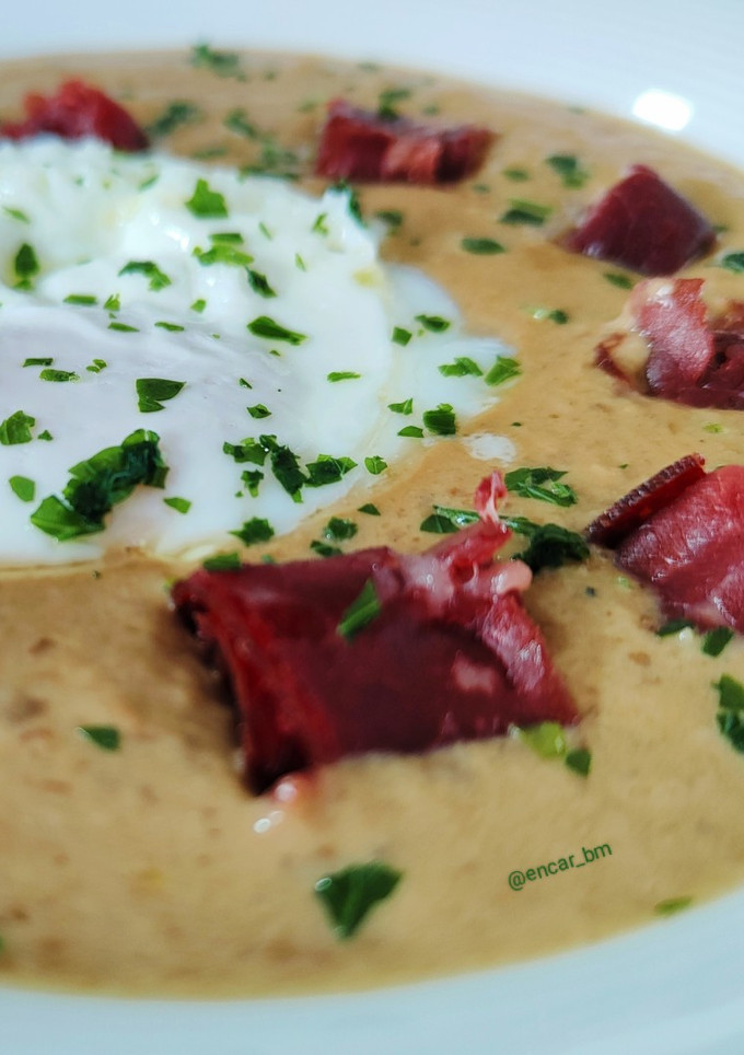Una foto de Crema de setas con cecina y huevo poché