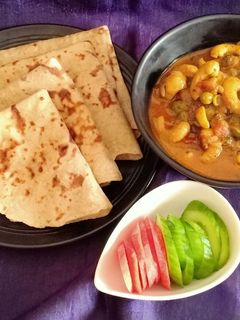काजू पीज करी (मालवणी स्टाईल) (kaju peas curry recipe in marathi) रेसिपी चे मुख्य फोटो