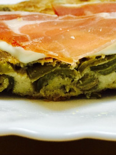 Una foto de Tortilla de Habas con Jamón serrano y mayonesa de "cebolla caramelizada & Ajo"