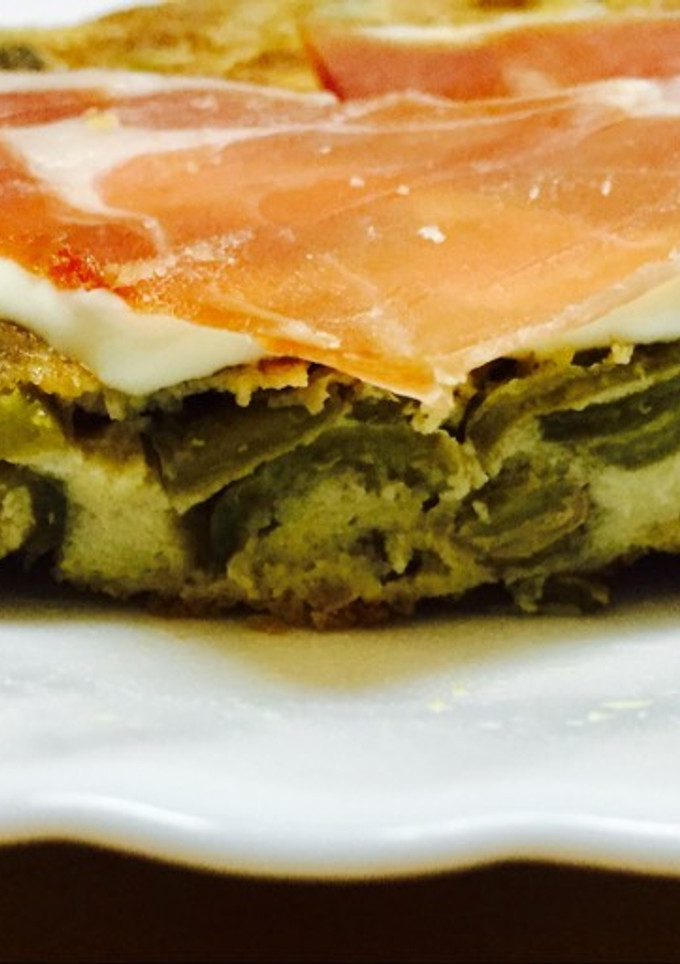 Una foto de Tortilla de Habas con Jamón serrano y mayonesa de "cebolla caramelizada & Ajo"