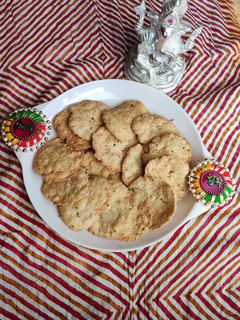 ફરસી પૂરી (Farsi Poori Recipe In Gujarati) રેસીપી મુખ્ય ફોટો