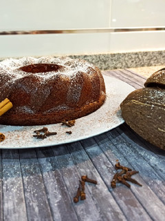 Una foto de Bizcocho de chocolate blanco y coco 🥥🍴
