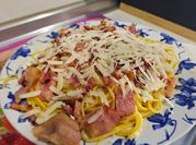 Una foto de spaghetti alla carbonara con bacon