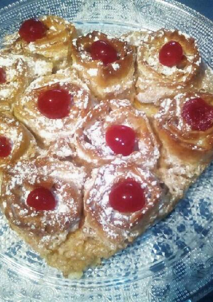 Una foto de Pastel corazón de masa filo y crema