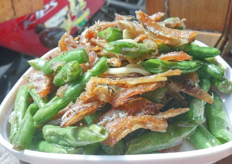 Proses Menyiapkan Tumis Layur Buncis Lezat