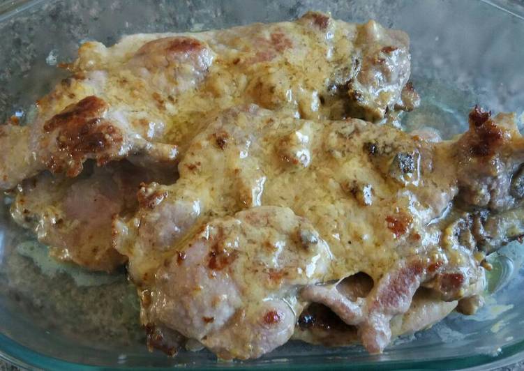 Chuletas de cerdo en salsa ranchera