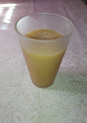 Una foto de Licuado tropical 🍓🍍🥝🍊 :)