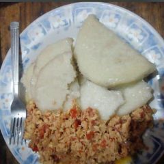 A picture of Boiled yam with egg sauce.