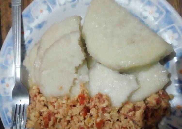 Boiled yam with egg sauce