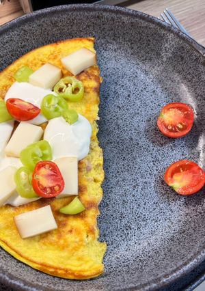 Tejfölös-tonhalas omlett sajttal recept fotója