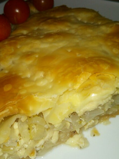 Una foto de Tarta de cebollas, pollo y queso (sin huevos)