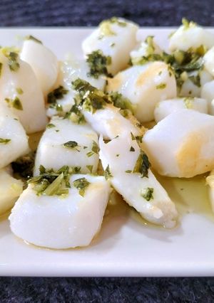 Una foto de Sepia a la plancha con salsa mery