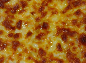 Фото 🍕 Пицца с колбасой и сулугуни.