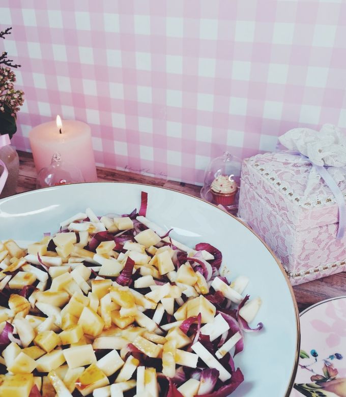 Une photo de SALADE CARMINE, CÉLERI RAVE, POMME ET COMTE