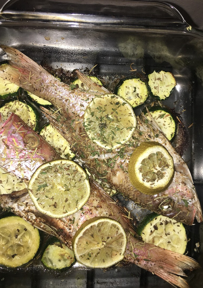 Una foto de Pescado horneado a las finas hierbas