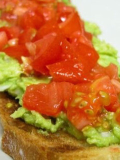 Una foto de Tosta de aguacate y tomate. 🥑🍅