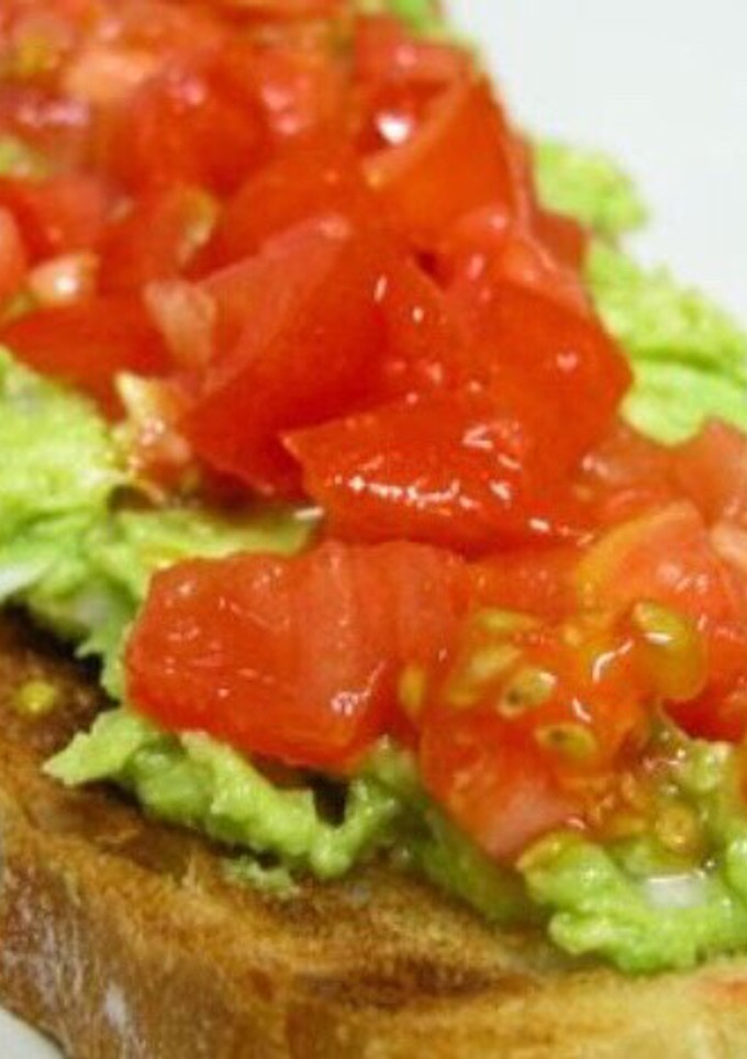 Una foto de Tosta de aguacate y tomate. 🥑🍅