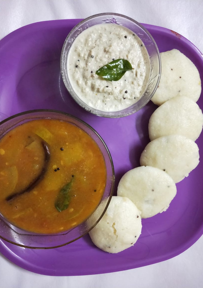 A picture of Idli sambhar.