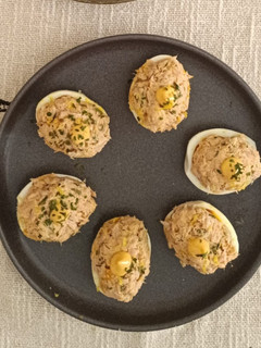 Una foto de Huevos rellenos picositos 🌶️😋