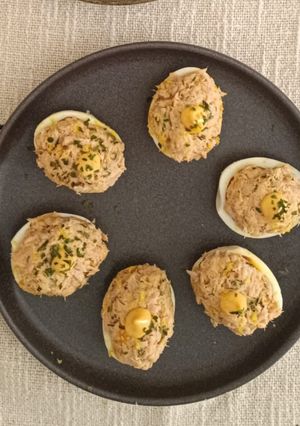 Una foto de Huevos rellenos picositos 🌶️😋