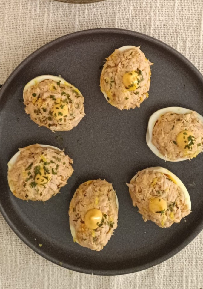 Una foto de Huevos rellenos picositos 🌶️😋