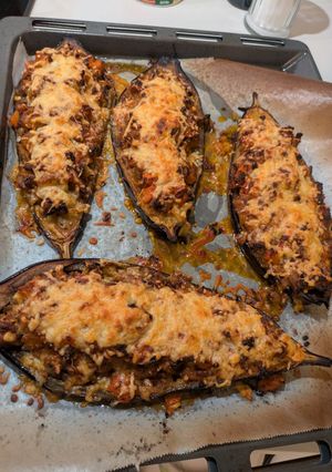 Una foto de Berenjenas rellenas con carne picada y verduras