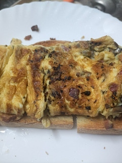 Una foto de Tortilla de champiñones y jamón