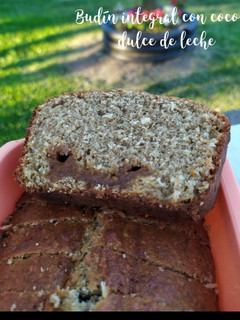 Una foto de Budín integral con coco y dulce de leche