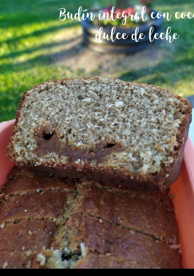 Una foto de Budín integral con coco y dulce de leche