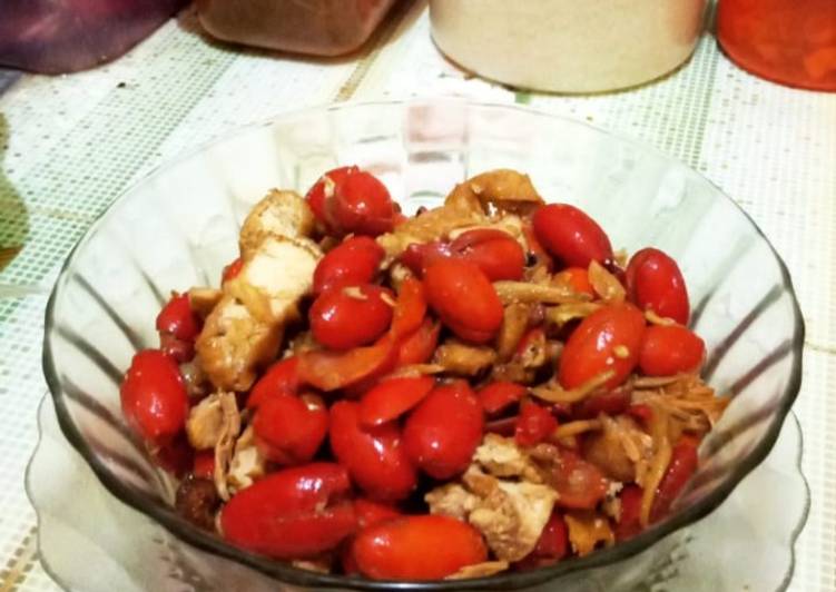 Oseng kulit melinjo tahu teri ayam suwir.