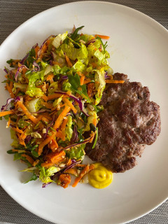 Una foto de Hamburguesas caseras con ensalada