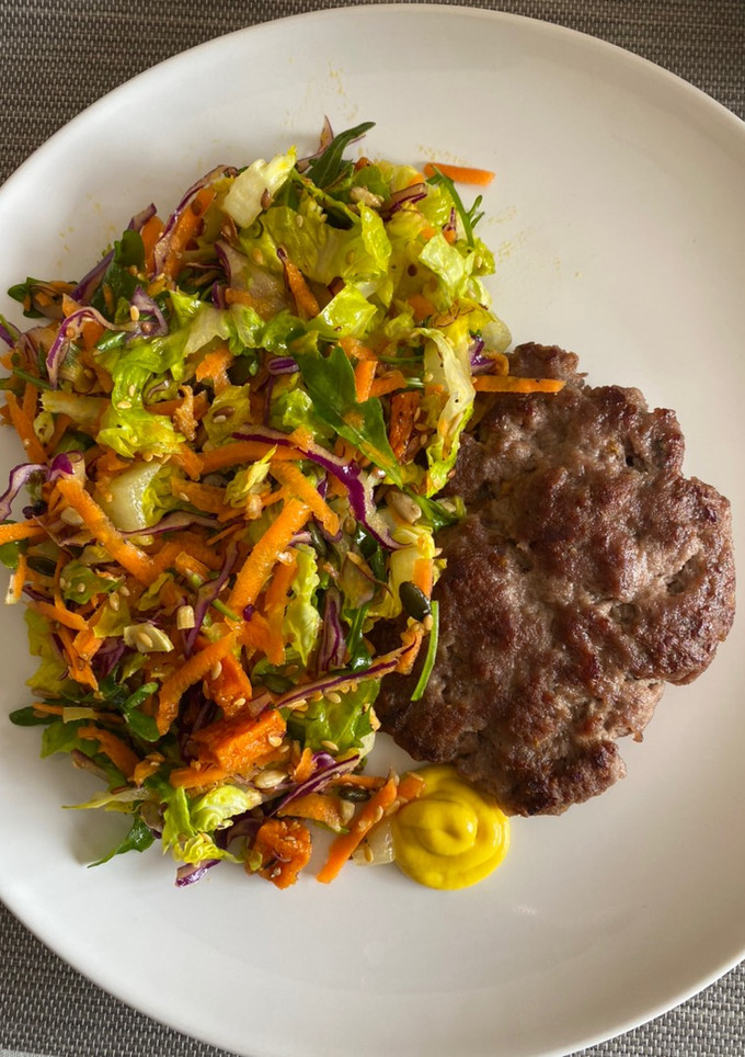 Una foto de Hamburguesas caseras con ensalada