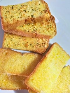 รูปของ ขนมปังเนย/กระเทียมอบกรอบ 🍞🧈🧄 (จากหม้ออบลมร้อน)