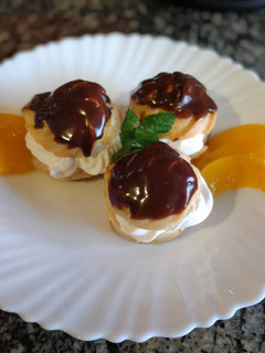 Una foto de Profiteroles rellenos y bañados de ganache