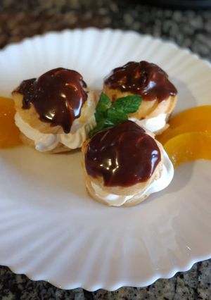 Una foto de Profiteroles rellenos y bañados de ganache