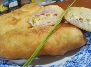 Sonkával, sajttal, újhagymával töltött lángos recept fotója