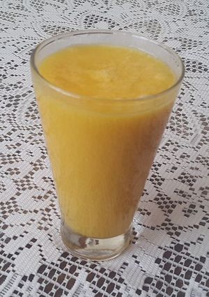 Una foto de Licuado de piña, naranja y pelón con cúrcuma.