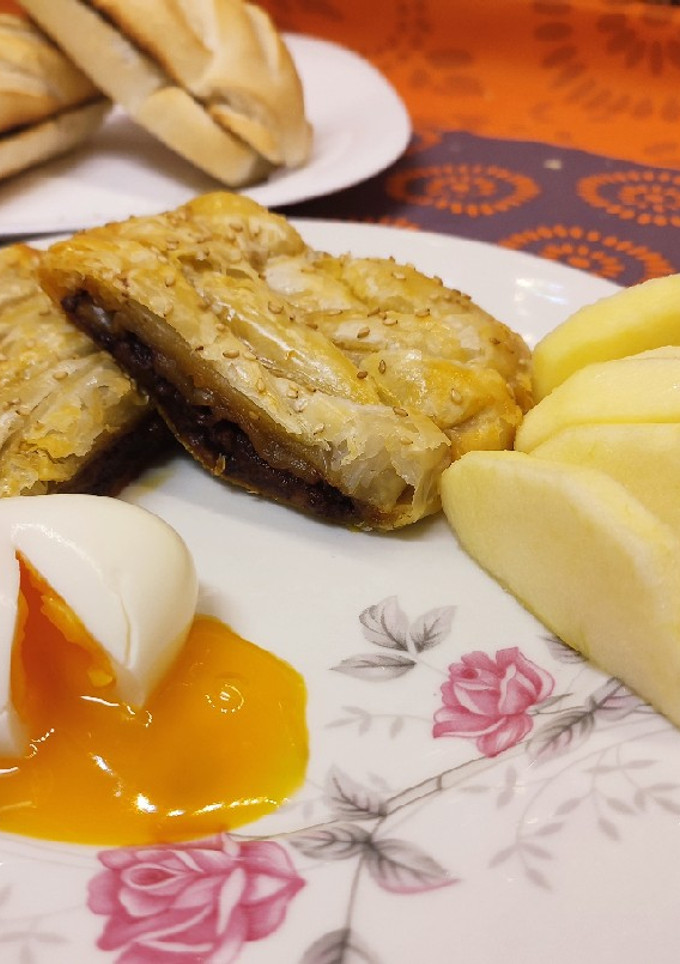 Una foto de Afrutado de morcilla ibérica hojaldrada