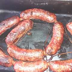 Una foto de Chorizos al horno con arroz blanco y ensaladas mixta